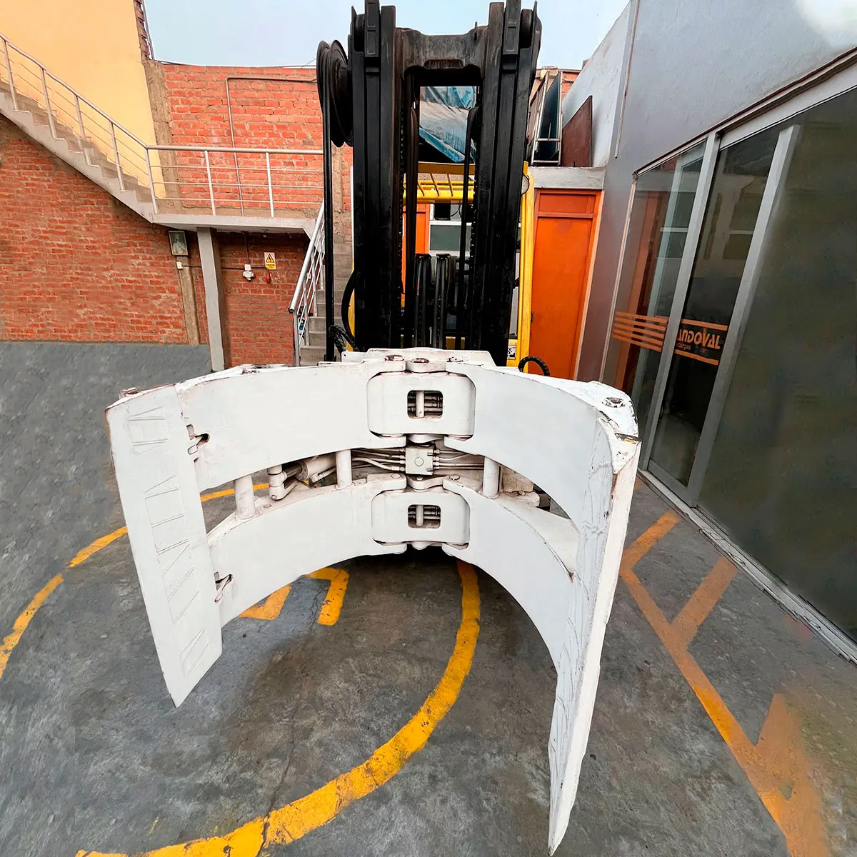 Venta de Montacargas Bobinero con Aditamento Roll Clamp - Lima