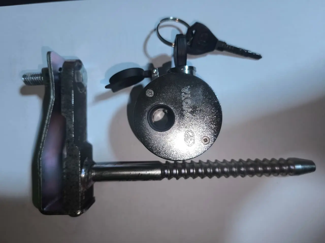 SEGURO DE LLANTA DE REPUESTO ORIGINAL TOYOTA HILUX 
